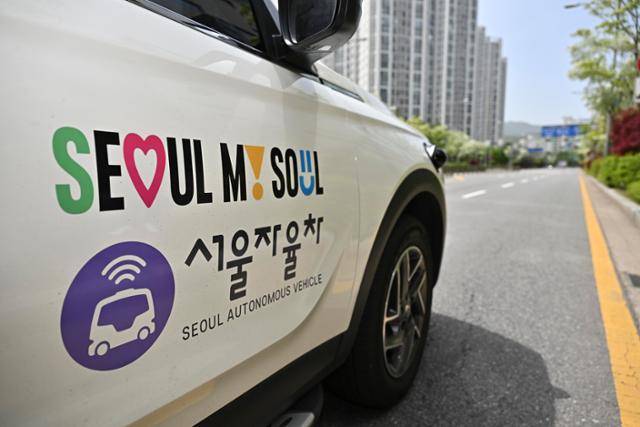 8일 자율주행 기술 기업 SWM이 개발한 소프트웨어가 탑재된 자율주행 택시(로보택시)가 SWM 본사가 있는 경기 안양시 동안구 도로를 시범 주행하고 있다. 안양=정다빈 기자