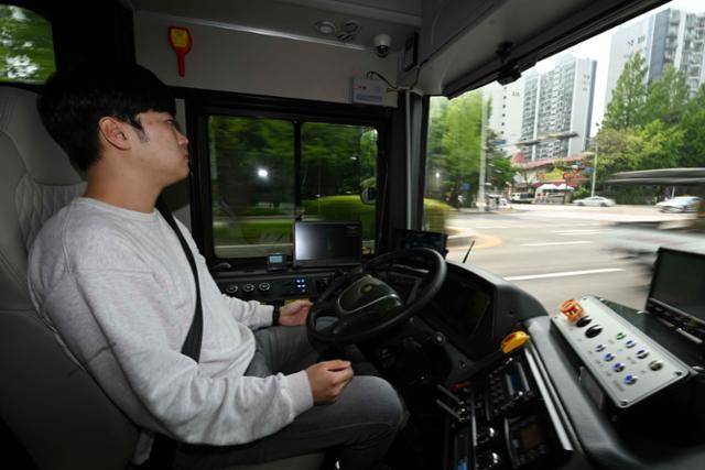자율주행 버스 '주야로'가 운행되고 있는 모습. 안양=강예진 기자
