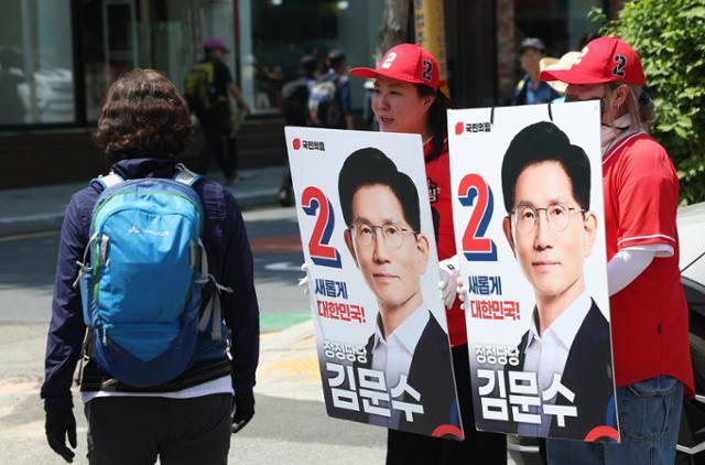 18일 서울 도봉구 도봉119안전센터 인근 도봉산 등산로 초입에서 국민의힘 김문수 대선 후보 선거운동원들이 등산객들을 향해 지지를 호소하고 있다. 연합뉴스