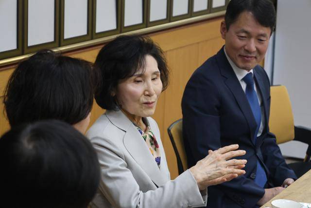 김문수 국민의힘 대선 후보 배우자 설난영(가운데)씨가 18일 광주 남구 광주양림교회를 방문해 관계자들과 대화하고 있다. 국민의힘 제공