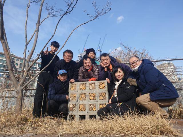 벌볼일있는사람들 회원들이 야생벌에게 필요한 집을 지어주는 비하우징 프로젝트를 진행한 뒤 기념 촬영을 하고 있다. 벌볼일있는사람들 제공