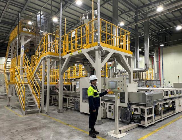 포스코퓨처엠 에너지소재연구소의 파일럿 플랜트에서 양극재 양산 테스트를 하고 있다. 포스코퓨처엠 제공