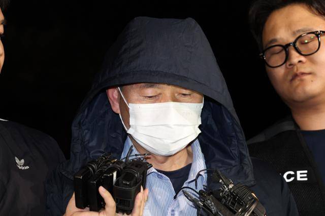 2명을 살해하고 2명을 다치게 한 뒤 달아난 차철남이 19일 경기 시흥시 장곡동 시흥경찰서로 압송되며 취재진의 질문에 답하고 있다. 뉴스1