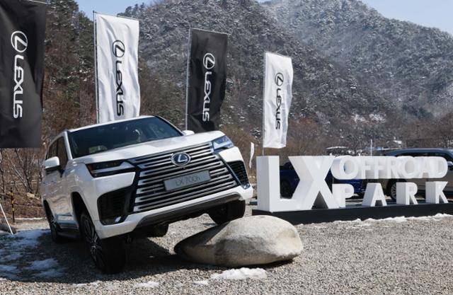 험로(오프로드) 주파 능력을 앞세우는 렉서스 '디 올 뉴 LX700h'. 바윗길도 거뜬하다. 렉서스코리아 제공