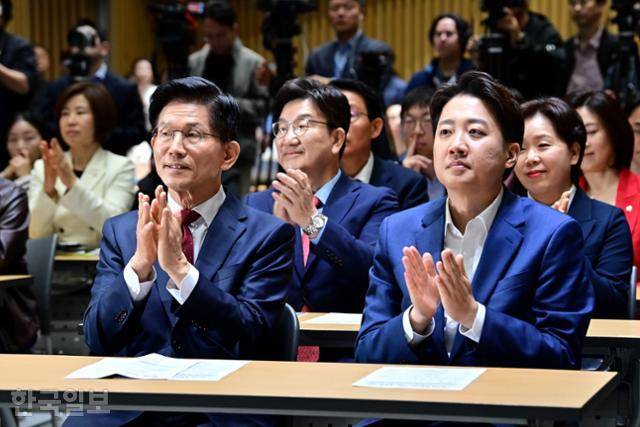 김문수(앞줄 왼쪽) 국민의힘 대선 후보와 이준석(오른쪽) 개혁신당 대선 후보가 19일 서울시청에서 열린 '약자와 동행하는 서울' 토론회에 나란히 참석해 박수를 치고 있다. 하상윤 기자