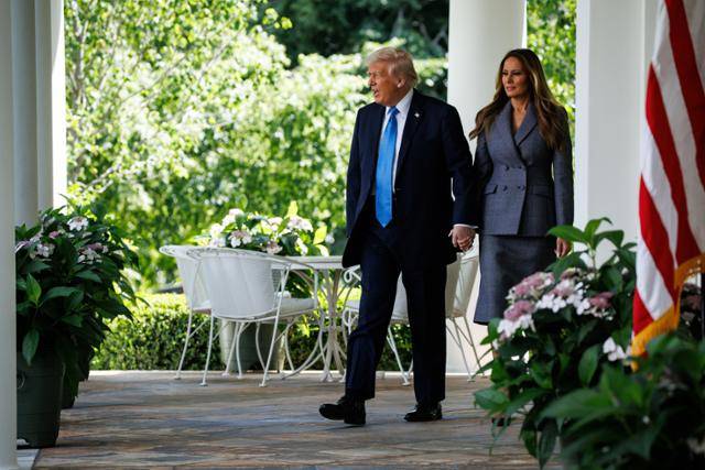 도널드 트럼프(왼쪽) 미국 대통령과 영부인인 멜라니아 여사가 19일 미국 워싱턴 백악관에서 테이크 잇 다운 법 서명식을 위해 손을 잡고 로즈가든으로 향하고 있다. 워싱턴=UPI 연합뉴스