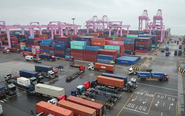 16일 인천 연수구 인천신항에서 컨테이너 상·하역 작업이 이뤄지고 있다. 뉴스1