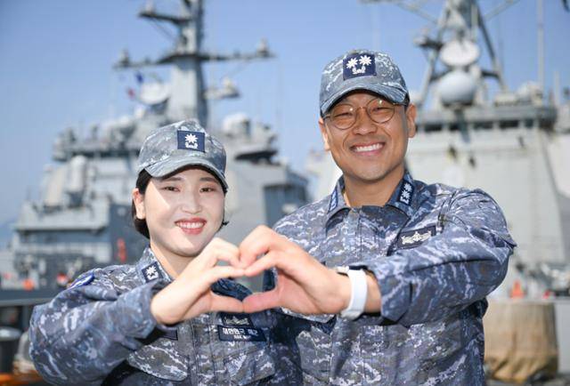 율곡이이함 기관장 임재우 중령(진)과 정조대왕함 주기실장 김보아 소령 부부가 율곡이이함 함수갑판에서 기념 촬영을 하고 있다. 해군 제공