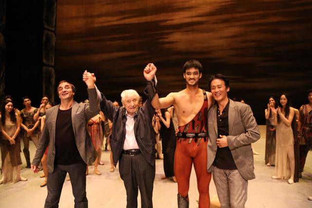 2016년 국립발레단 '스파르타쿠스' 공연을 마친 후 유리 그리고로비치(왼쪽 두 번째). 국립발레단 제공