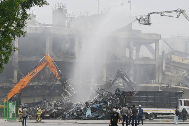 금호타이어 광주공장 화재 완진이 선언된 20일 광주 광산구 금호타이어 제2공장에서 잔불을 끄기 위한 잔해물 정리 작업이 진행되고 있다. 뉴시스