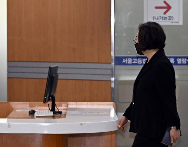 박희영 서울 용산구청장이 20일 서울 서초구 서울고법에서 열린 항소심 공판을 마친 뒤 법원을 빠져나가고 있다. 정다빈 기자