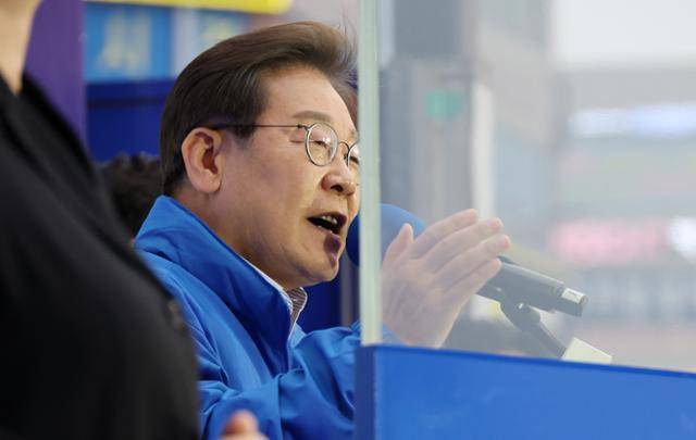 이재명 더불어민주당 대선 후보가 20일 오후 경기 김포시 구래역 문화의 거리에서 열린 김포 유세에서 연설을 하고 있다. 김포=고영권 기자