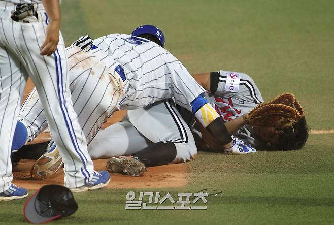 2013.08.13. <프로야구 삼성-LG> 13일 오후 대구구장에서 열린 2013프로야구 삼성 라이언즈와 LG 트윈스의 경기에서 5회말 2사 조동찬이 2,3루 내야타구를 치고 1루로 달려가다 1루수 문선재와 충돌해 그라운드에 쓰러져 있다. IS 포토
