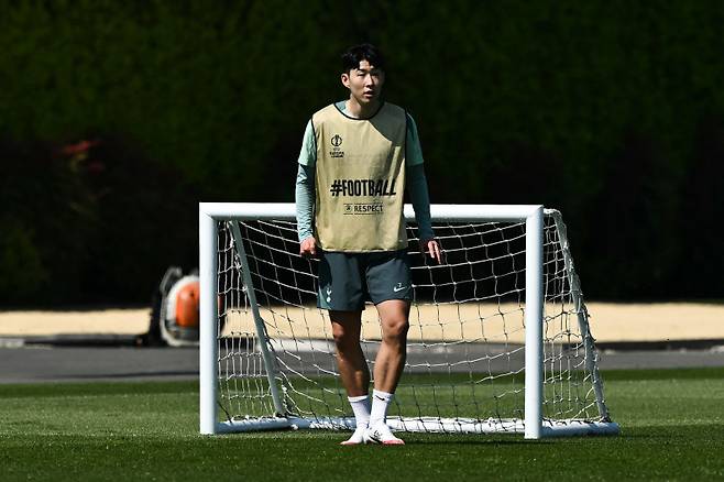 <yonhap photo-4708=""> Tottenham Hotspur's South Korean striker #07 Son Heung-Min takes part in a training session at at the Tottenham Hotspur Training Ground, in Enfield, north London, on May 12, 2025 during a media day ahead of their UEFA Europa League final against Manchester United. The UEFA Europa League final will take place on May 21 in Bilbao. (Photo by Ben STANSALL / AFP)/2025-05-12 20:18:10/ <저작권자 ⓒ 1980-2025 ㈜연합뉴스. 무단 전재 재배포 금지, AI 학습 및 활용 금지></yonhap>