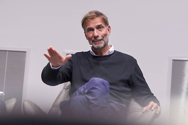<yonhap photo-0837=""> Juergen Klopp, Head of Global Soccer at Red Bull, speaks during a panel discussion in the Red Bull Arena in Leipzig, Germany, Wednesday, April 23, 2025. (Jan Woitas/dpa via AP) GERMANY OUT; MANDATORY CREDIT/2025-04-24 04:27:44/ <저작권자 ⓒ 1980-2025 ㈜연합뉴스. 무단 전재 재배포 금지, AI 학습 및 활용 금지></yonhap>