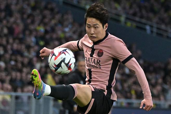 <yonhap photo-0446=""> Paris Saint-Germain's South Korean midfielder #19 Lee Kang-in controls the ball during the French L1 football match between FC Nantes and Paris Saint-Germain (PSG) at the Stade de la Beaujoire?Louis Fonteneau in Nantes, western France, on April 22, 2025. (Photo by Damien MEYER / AFP)/2025-04-23 04:31:59/ <저작권자 ⓒ 1980-2025 ㈜연합뉴스. 무단 전재 재배포 금지, AI 학습 및 활용 금지></yonhap>