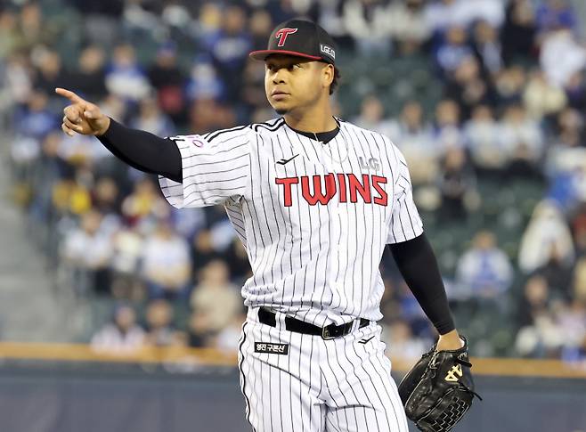 15일 오후 잠실야구장에서 열린 2025 프로야구 삼성과 LG 경기. LG 선발 에르난데스가 3회 삼성 이재현을 2루 플라이 아웃시키고 기뻐하고 있다. 잠실=정시종 기자 capa@edaily.co.kr /2025.04.15.