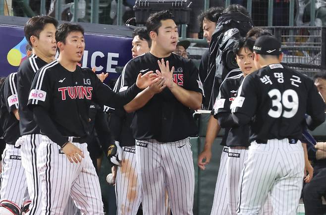 <yonhap photo-5618=""> 불을 끄고 격려받는 박명근 (부산=연합뉴스) 강선배 기자 = 20일 부산 사직야구장에서 열린 프로야구 2025 신한 SOL 뱅크 KBO리그 LG 트윈스와 롯데 자이언츠의 경기. LG 선수들이 6회 말 6실점 후 교체돼 불을 끈 투수 박명근을 격려하고 있다. 2025.5.20 sbkang@yna.co.kr/2025-05-20 21:53:20/ <저작권자 ⓒ 1980-2025 ㈜연합뉴스. 무단 전재 재배포 금지, AI 학습 및 활용 금지></yonhap>