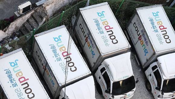 서울 시내의 한 주차장에 세워진 쿠팡 배송차량들. [사진=연합뉴스]