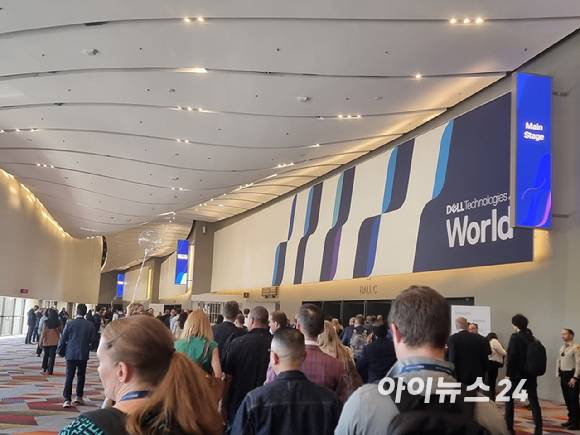 델 테크놀로지스의 연례 기술 컨퍼런스 '델 테크놀로지스 월드(DTW) 2025'가 19일(현지시간) 미국 라스베이거스 베네시안 호텔에서 개막했다. 사진은 개막 첫날 관람객들이 키노트 행사장으로 이동하는 모습. [사진=윤소진 기자]