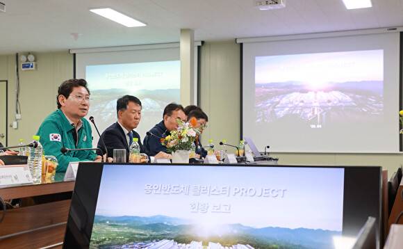 이상일 용인특례시장이 지난 4월 '용인 반도체클러스터 일반산업단지'를 방문해 관계자들과 논의를 하고 있다. [사진=용인특례시]