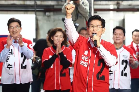 국민의힘 김문수 대선 후보가 지난 19일 서울역 광장 유세에서 시민들에게 지지를 호소하고 있다. [사진=연합뉴스]