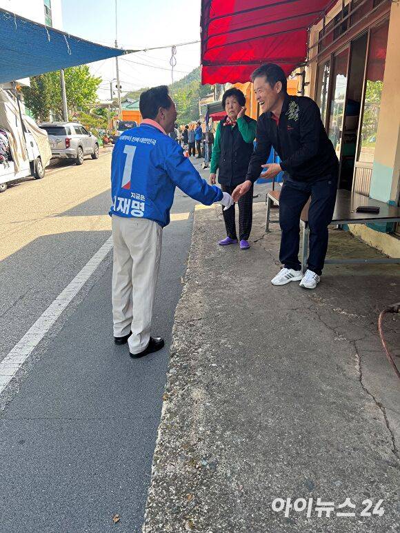 19일 이삼걸 전 행정안전부 차관이 이재명 후보의 고향 예안의 전통시장을 방문 지역민들과 소통하고 있다. [사진=더불어민주당 안동예천선거대책위원회]