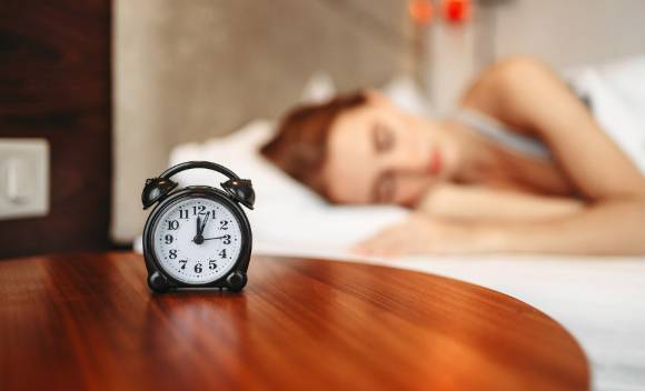 자신이 맞춘 첫 번째 알람에 바로 기상을 하는 경우는 절반 이하이며, 대부분의 경우 알람이 울린 후 평균 11분 동안 쪽잠을 더 자는 것으로 나타났다. [사진=픽사베이]