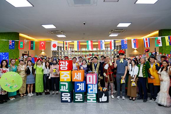 광주시교육청이 ‘제18회 세계인의 날’을 맞아 ‘세계를 잇는 마음, 더 나은 미래’를 주제로 출근맞이 행사를 진행하고 있다. [사진=광주시교육청]