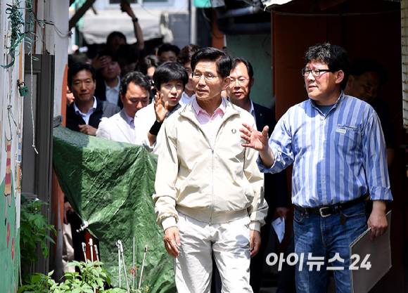 김문수 국민의힘 대선 후보가 20일 서울 영등포 쪽방촌을 둘러보고 있다. [사진=곽영래 기자]