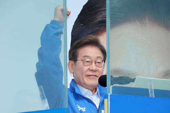 더불어민주당 이재명 대선 후보가 20일 경기 의정부 로데오거리에서 열린 유세에서 시민들에게 지지를 호소하고 있다. 2025.5.20 [사진=연합뉴스]