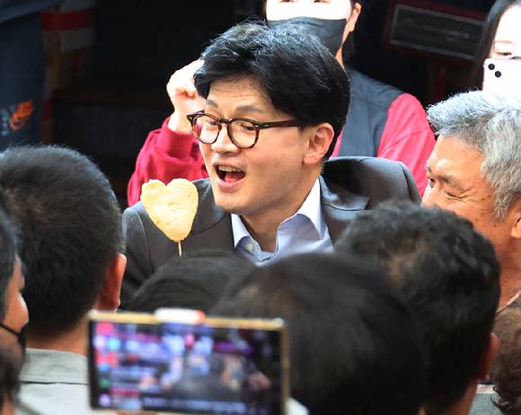 한동훈 전 국민의힘 대표가 대선 경선 후보로 뛰던 지난 2일 오후 부산 중구 부평동 부평깡통시장을 찾아 어묵을 맛보고 있다. 2025.5.2 [사진=연합뉴스]