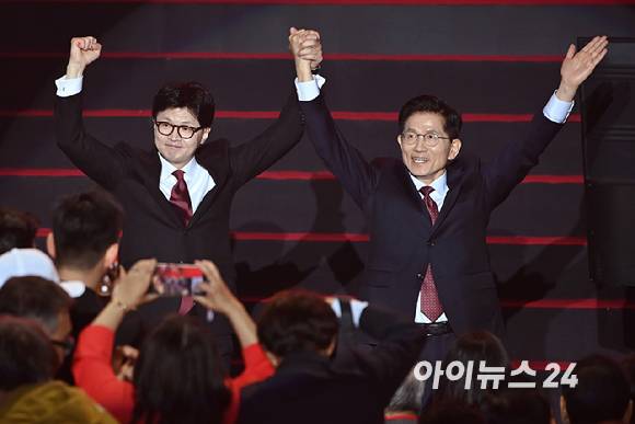 국민의힘 한동훈·김문수 대선 경선 후보가 3일 오후 경기 일산 킨텍스에서 열린 제5차 전당대회에서 기념촬영을 하고 있다. [사진=곽영래 기자]