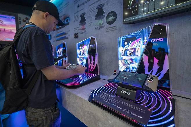 한 참가자가 직접 MSI 클로 8 AI+ 모델로 게임을 해보는 중이다 / 출처=IT동아