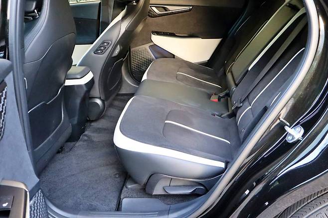 기아 더 뉴 EV6 2열 실내 / 출처=IT동아