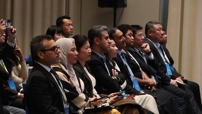 아시아·태평양 21개국 관광 정책 관계자들이 제주 로컬관광 정책 발표에 집중하고 있다. 제주관광공사의 기조강연이 진행되는 동안, 참가자들은 진지한 표정으로 경청하며 제주형 지속가능 관광 모델에 깊은 관심을 보였다. (제주관광공사 제공)