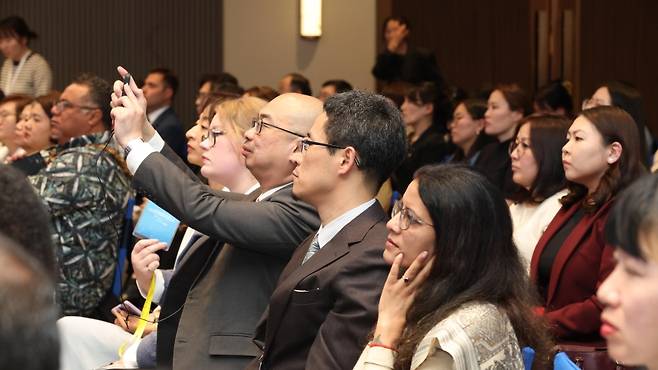 각국 참가자들이 제주의 로컬관광 정책 발표를 사진과 영상으로 기록하고 있다. (제주관광공사 제공)