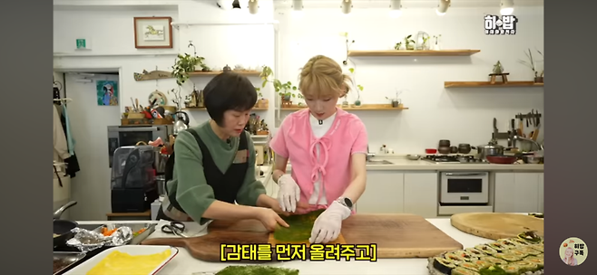 “빙떡 김밥 만들기 도전 중”. 향토음식 명인 부정숙 원장과 함께 제주 전통음식을 MZ세대 취향에 맞춰 재해석하는 히밥. (히밥 유튜브 제공)