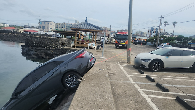 오늘(20일) 오후 제주시 조천읍 신촌포구에서 차량이 바다에 추락할 뻔한 사고가 났다. (제주소방안전본부 제공)