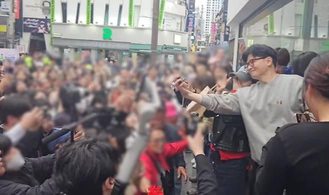 한동훈 전 대표가 시민들과 함께 사진을 찍고 있는 모습. (본인 페이스북 캡처)