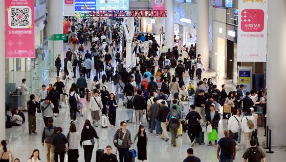 5월 황금연휴를 시작한 지난 1일 근로자의 날을 맞아 해외여행을 가기 위한 여행객으로 인천국제공항 제1여객터미널이 붐비고 있다. [뉴스1]