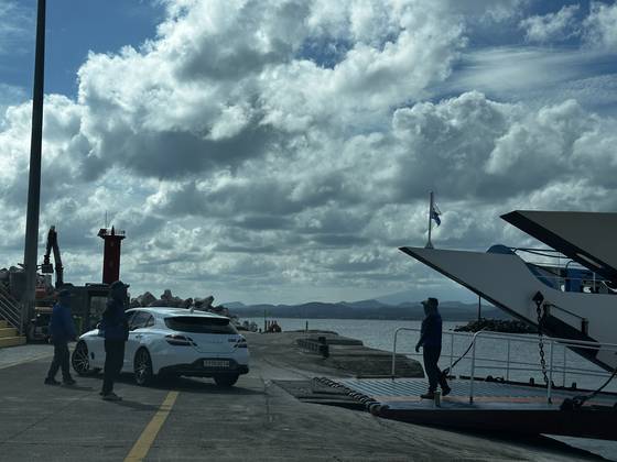 렌터카의 우도 진입이 금지된 이후 8년만에 해제될 가능성이 열렸다. 사진은 렌터카(교통약자)를 선적하는 모습. 최충일 기자