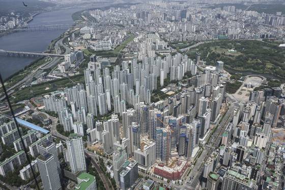 이번 21대 대선 후보들의 공통적인 부동산 공약이 재건축,재개발 활성화다. 사진은 재건축 공사가 진행 중인 서울 잠실 일대 아파트 밀집지역. [뉴시스]