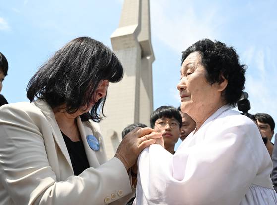 지난 18일 광주 5·18민주묘지에서 일본인 참배객과 만나는 김길자 여사(오른쪽). [뉴시스]