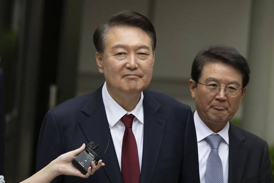 윤석열 전 대통령이 19일 내란 혐의 4차 공판을 마친 후 청사를 나서고 있다. [사진 사진공동취재단]