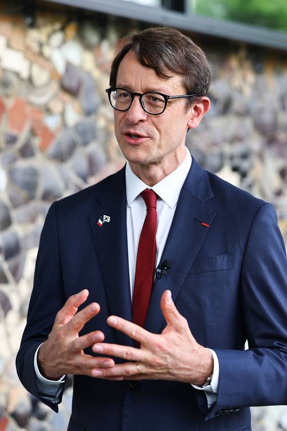 필립 베르투 주한 프랑스 대사가 15일 주한프랑스 대사관저에서 레종 도뇌르 오피시에 훈장의 의미를 중앙일보에 설명하고 있다. 김종호 기자