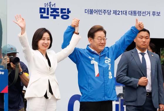 이재명 더불어민주당 대선 후보가 19일 오후 서울 영등포구 타임스퀘어 앞에서 열린 유세에서 이 후보 지지 선언을 한 허은아 전 개혁신당 대표와 인사하고 있다. 전민규 기자