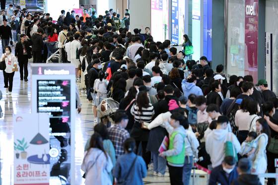 지난 1일 서울 강남구 코엑스에서 열린 코베 베이비페어에서 관람객들이 입장하기 위해 줄을 서 있다. 오는 4일까지 열리는 이번 행사에는 약 600개 브랜드가 참가해 임신·출산·육아용품을 선보인다. 뉴스1
