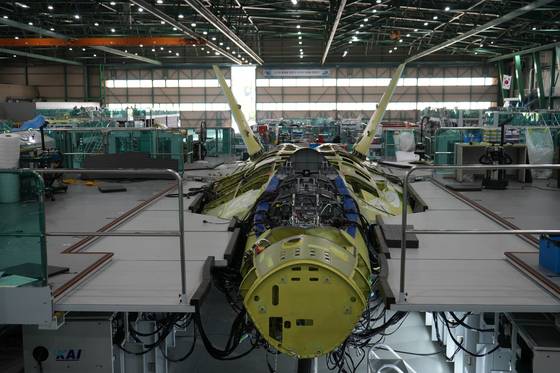조립 중인 KF-21 최초양산 1호기. 방위사업청