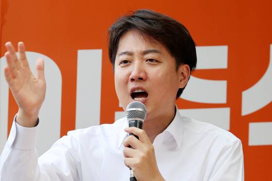 개혁신당 이준석 대선 후보가 지난 19일 오후 광주 북구 전남대학교 후문 앞에서 열린 유세에서 지지를 호소하고 있다. 연합뉴스